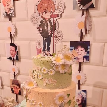 Torta decorada con flores de papel para G-Dragon