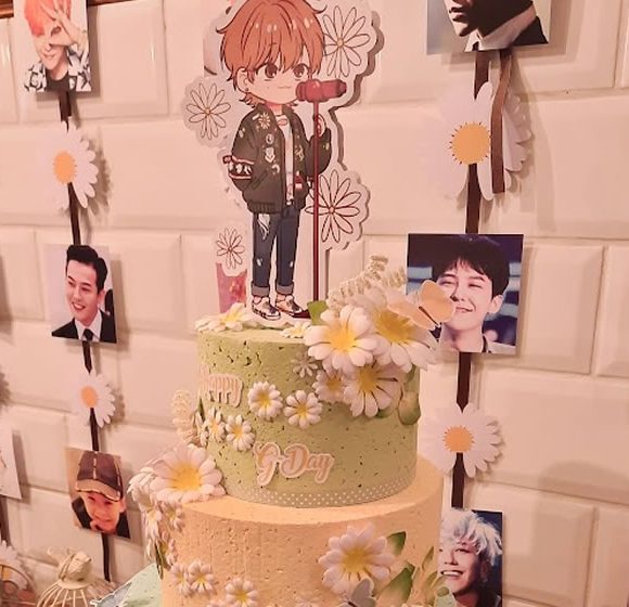Torta decorada con flores de papel para G-Dragon
